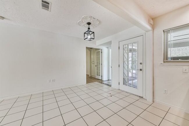 Building Photo - 807 Stadium Cir