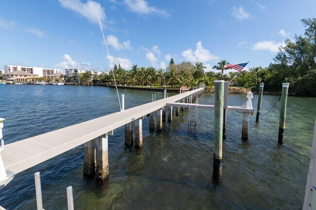Building Photo - 920 Lago Mar Ln