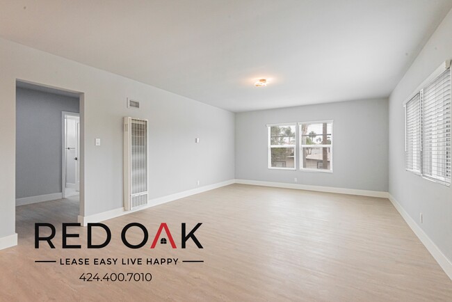 Building Photo - Outstanding Two Bedroom on the Top Floor w...