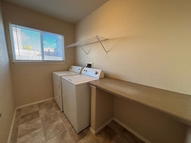 Building Photo - 3 Bed 2.5 Bath w/AC - MileStoneRES