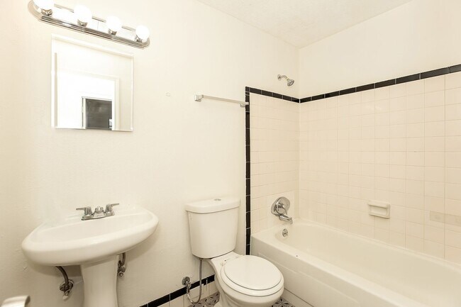 Building Photo - 3 BR/2BA | Newly Renovated Single Family Home |  Front and Back yard | In Jacksonville!