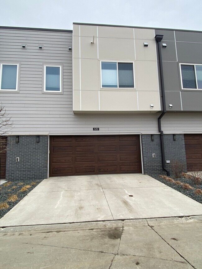Building Photo - Beautiful Townhome for Rent