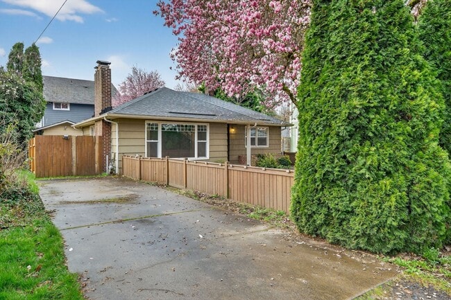 Building Photo - 3660 SE Tenino St