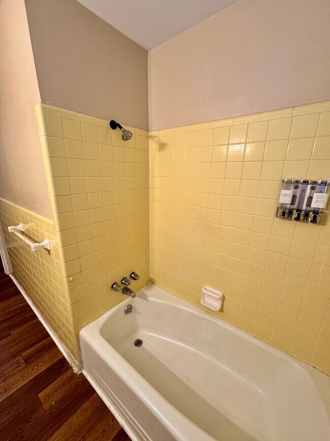 Building Photo - 4 Bed 2 Bath Brick House