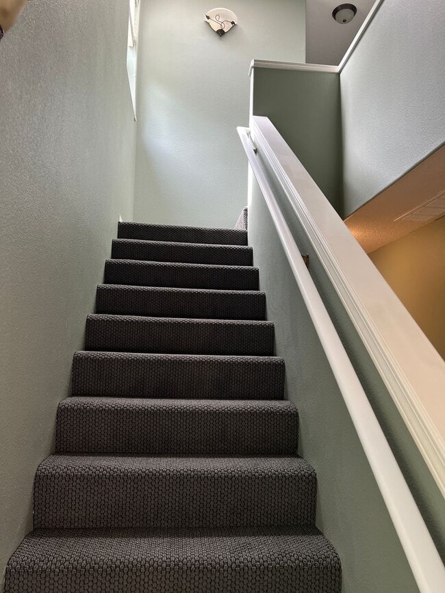 Building Photo - 2 Bed, 2 1/2 Bath townhome close to the Ri...