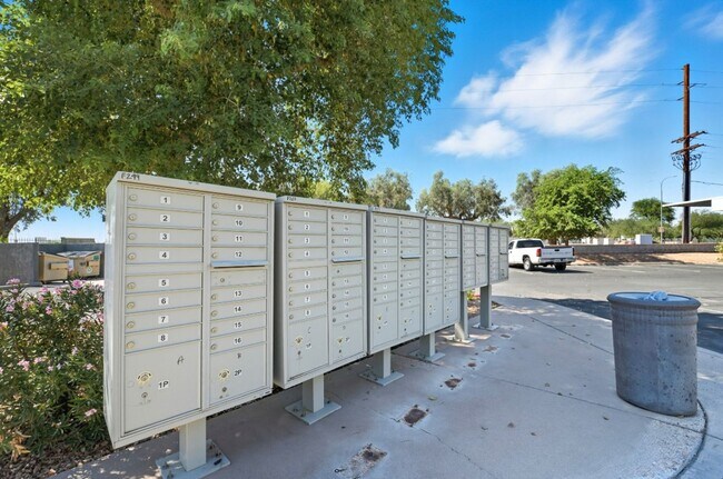 Building Photo - Spacious 3 Bed/2 Bath Home in Lush Crestvi...