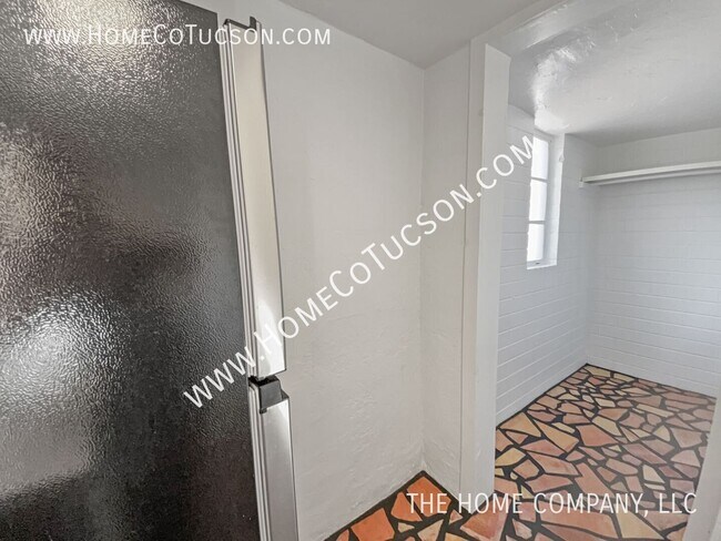 Building Photo - 940 E Florita St