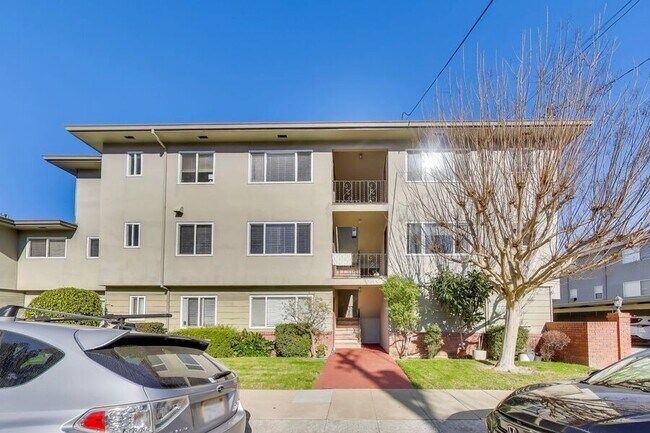 Building Photo - 1549 San Carlos Ave