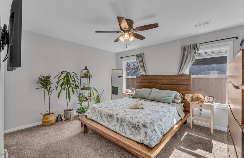 Building Photo - 916 SW Warren Ave