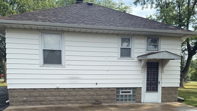 Building Photo - 930 E North St