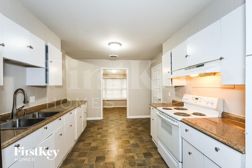 Building Photo - 9846 Rivermont Dr