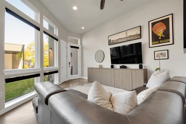 Building Photo - 1905 Alegria Rd