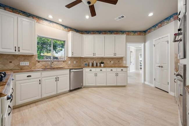 Building Photo - 9907 Spicewood Mesa