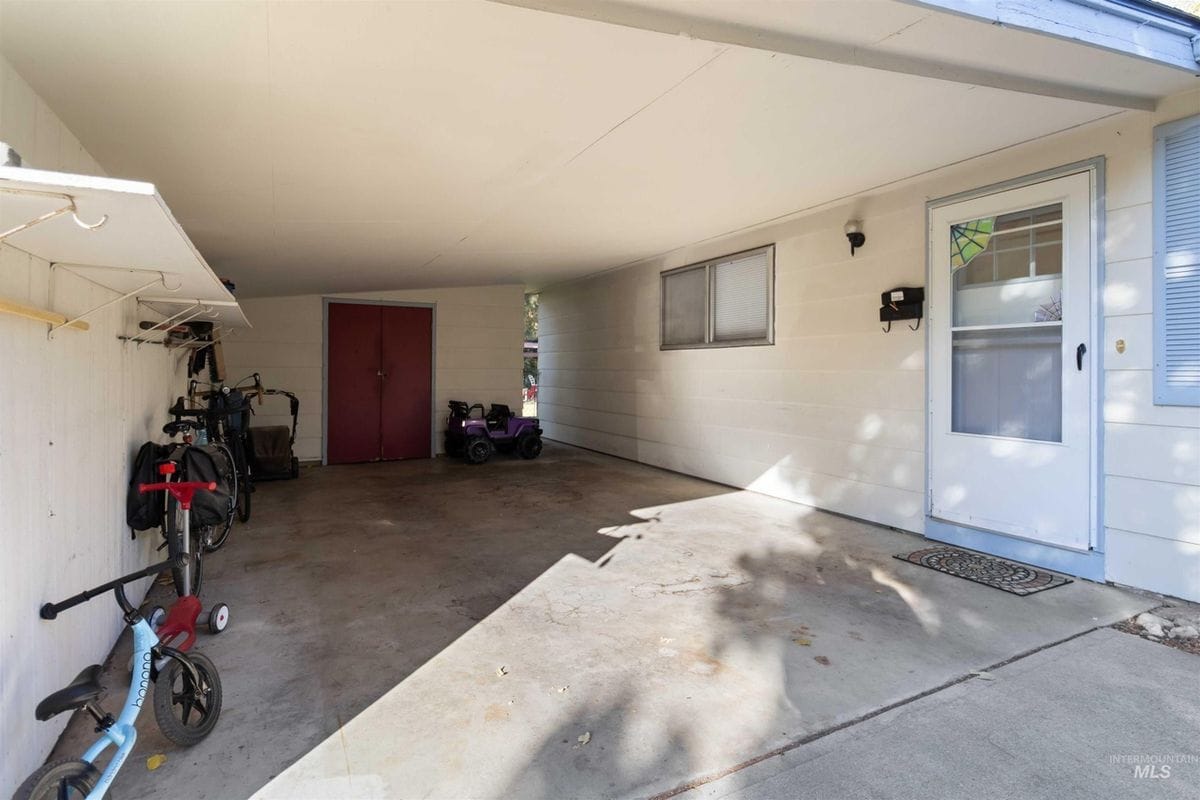 Building Photo - 427 7th Ave N