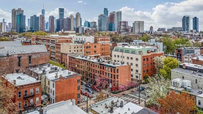 Building Photo - 476 Monmouth St