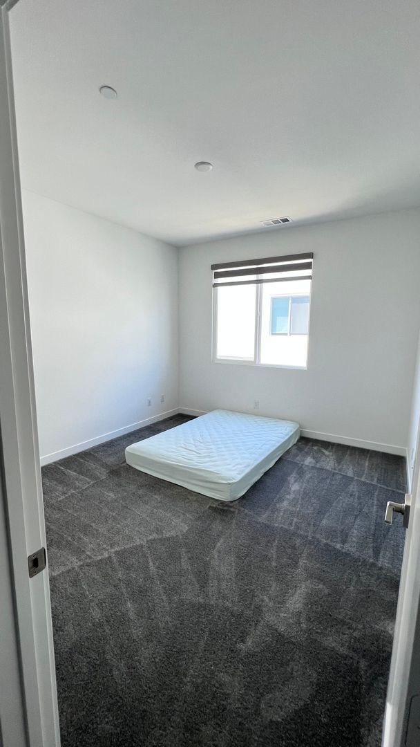 Building Photo - Beautiful furnished 4 bedroom Townhouse!