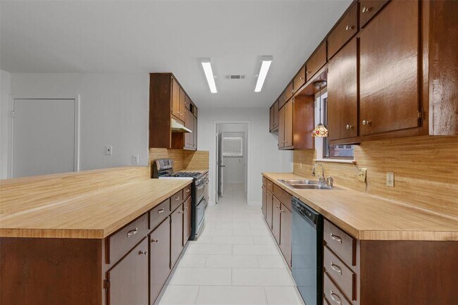 Building Photo - 209 E Rector St