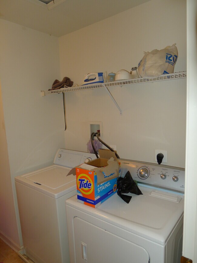 Building Photo - 553 Mockingbird Way