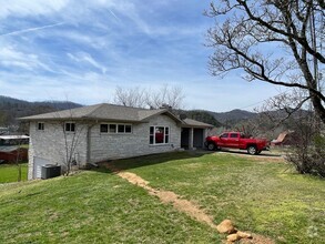 Building Photo - Walk to PF!! 2 units available!!
