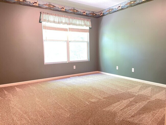 Building Photo - Move-in special. Beautiful 4 bed 2.5 bath 3000+sq ft