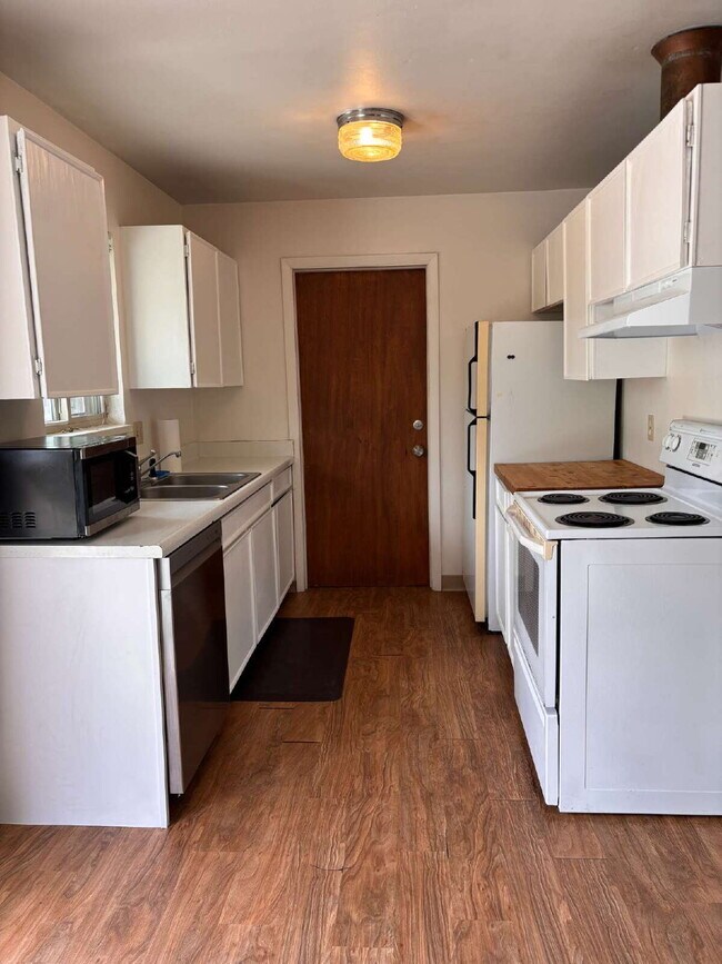 Building Photo - 3 BR bright, sunny, well-maintained house with large fenced yard and attached garage.