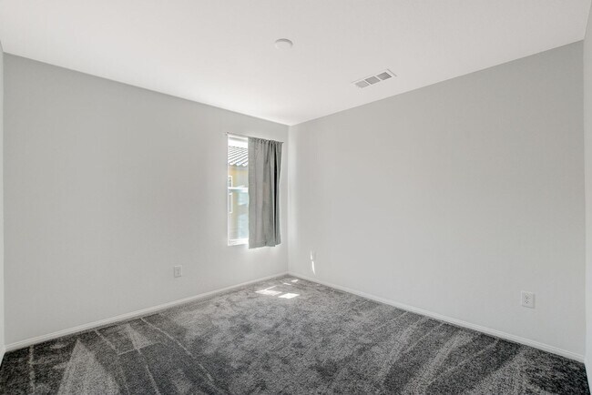 Building Photo - Newer Home in Indian Springs!