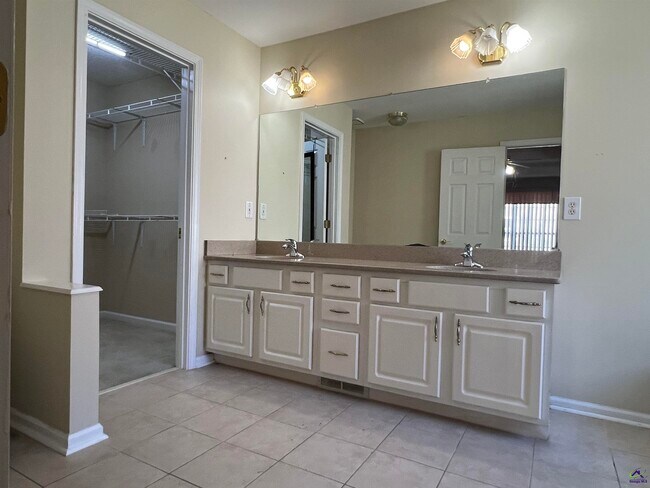 Building Photo - 135 Ashford Trace Ln