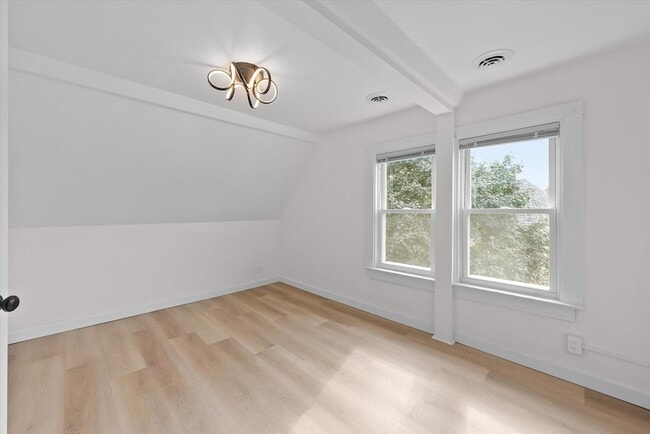 Building Photo - 2026 E Kenilworth Pl