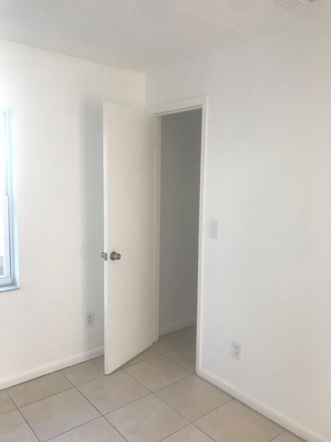 Building Photo - Vero Beach 2 Bedroom 1 Bath