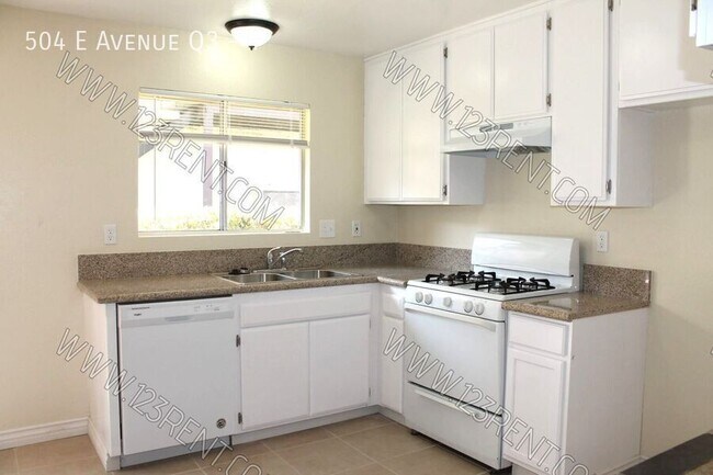 Building Photo - 504 E Ave Q3