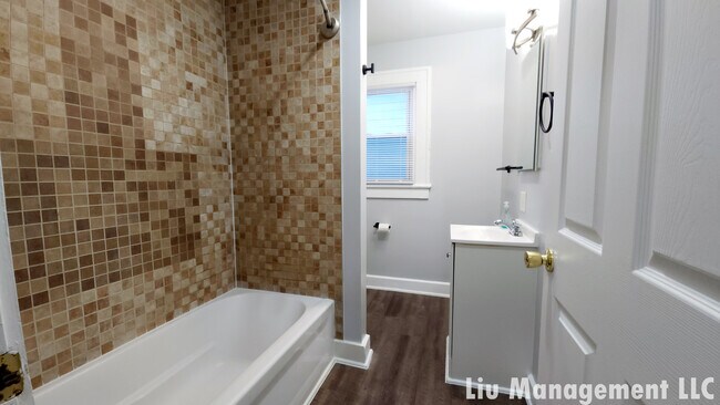 Building Photo - 1029 N Holmes Ave