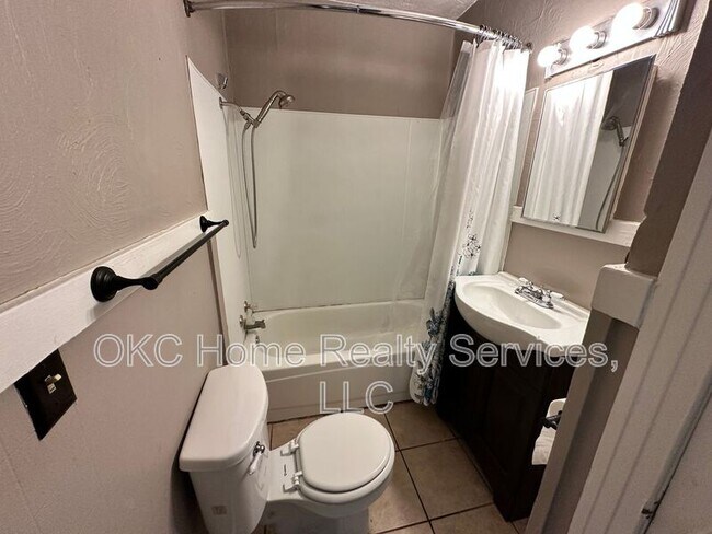 Building Photo - 4913 N Willow Ave