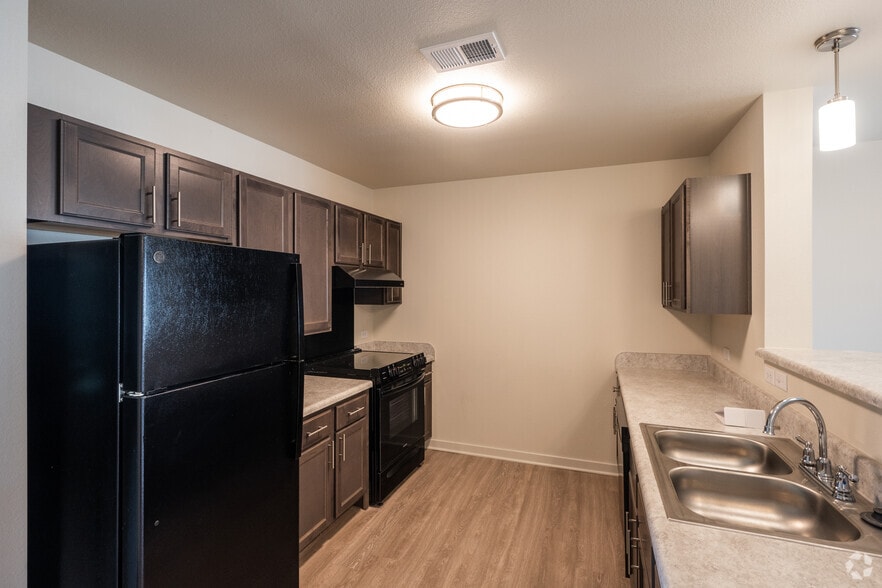 Primary Photo - The Creek at Cottonwood Apartment Homes