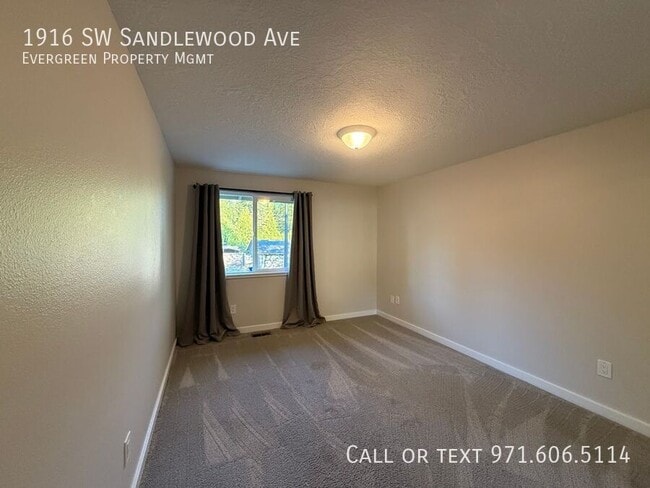 Building Photo - 1916 SW Sandlewood Ave