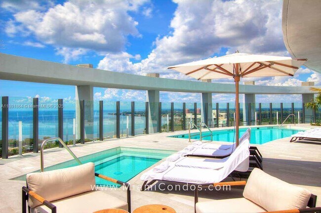 Building Photo - 2831 S Bayshore Dr