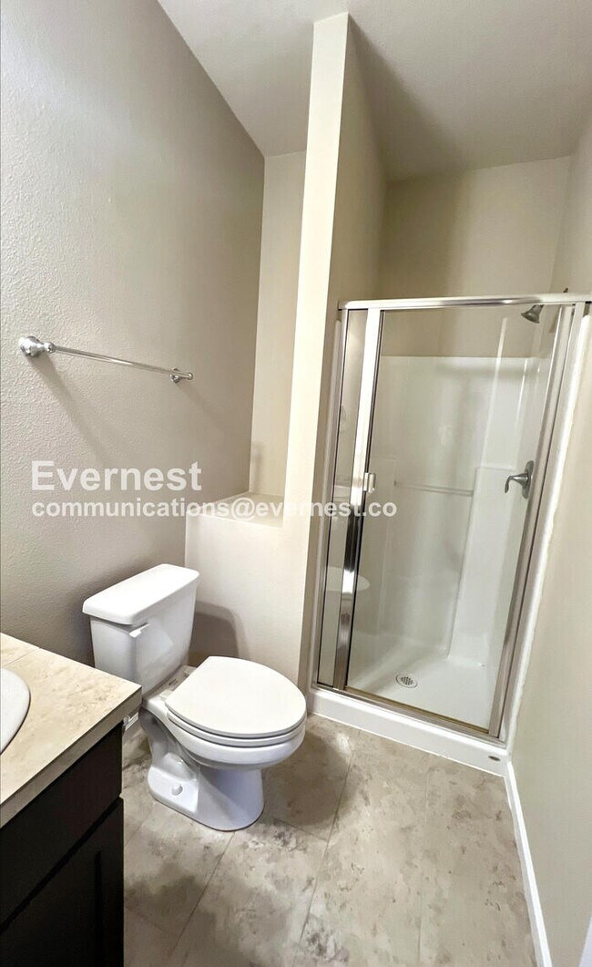 Building Photo - 5 Bed/3 Bath Home with Garage & Fenced Yar...