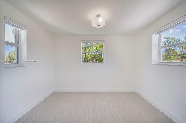 Building Photo - 590 SW 23rd Ave