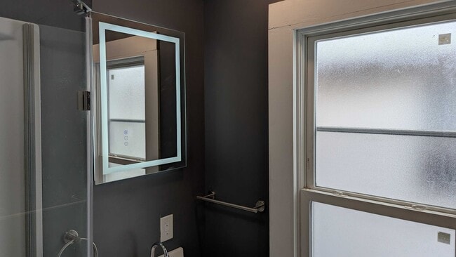 Building Photo - 812 E 3rd St