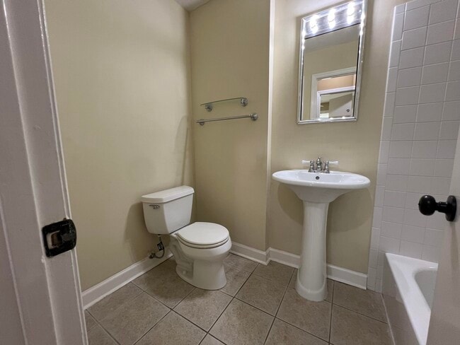 Building Photo - 631 Carlton Dr