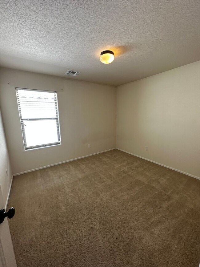 Building Photo - 4 BEDROOM HOME IN RAY RANCH