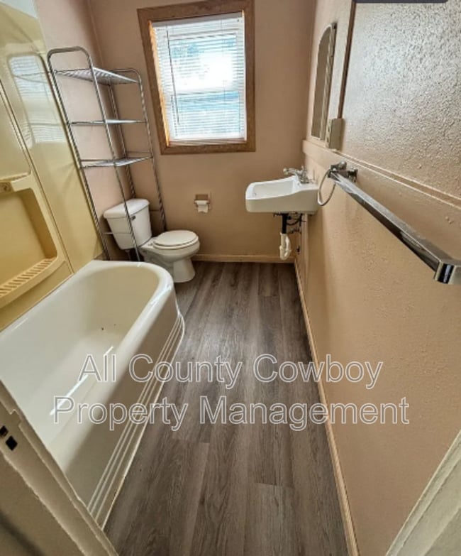 Building Photo - 513 E Custer St