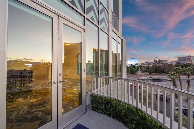 Building Photo - Fabulous Highrise Condo with Stripe Views!