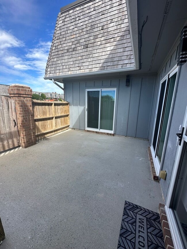 Building Photo - Luxury Newly Remodeled Condominium