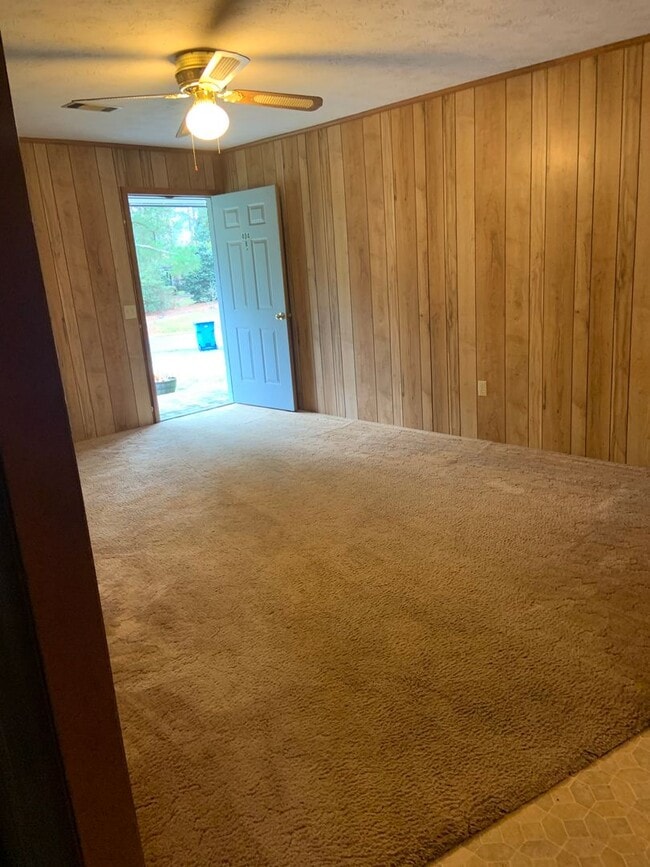 Building Photo - 404 Pinecrest Dr