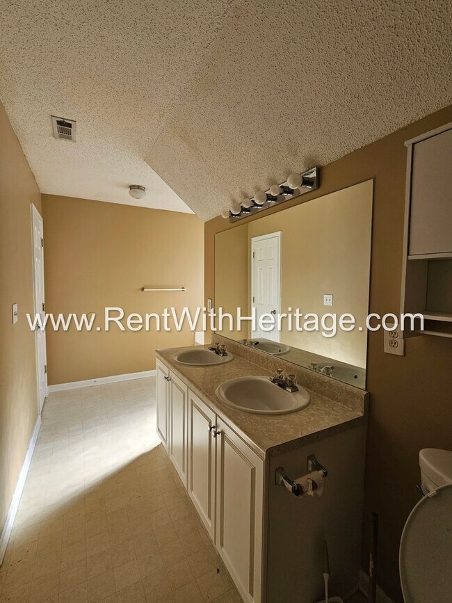 Building Photo - GORGEOUS LAKE VIEW HOME IN POPULAR LAKERIDGE SUBDIVSION! GREAT LOCATION - CLOSE TO EVERYTHING