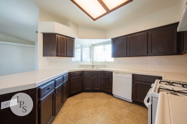 Building Photo - Kerman Westside Home, 3BR/2BA, Built 2004 - Lots of Amenities!