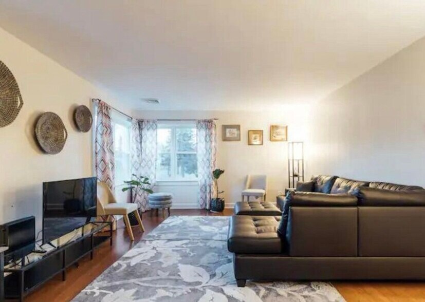 Primary Photo - 19 Pershing Ave