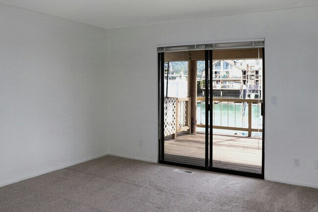 Building Photo - 18 Mooring Road, Unit 18