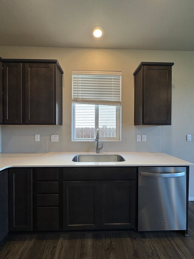 Building Photo - Modern 4-Bed Home for Rent