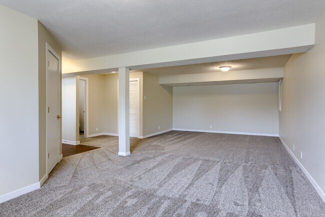 Building Photo - 3 Bedroom Bellevue Home!!